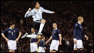 Maxi Rodríguez celebra su gol durante el partido amistoso de fútbol entre Escocia y Argentina en el estadio Hampden Park, Glasgow, Escocia, el miércoles 19 de noviembre de 2008