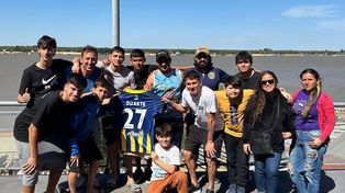 Gaspar Duarte con la camiseta de Central que debutó junto a su familia y allegados.