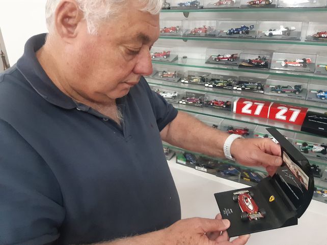 El coleccionista Massari mira con atención una de sus tantas Ferrari. En este caso, la primera de la generación T que consagrara a Niki Lauda en 1975, aunque la que muestra es la de su compañero Clay Regazzoni en 1976.