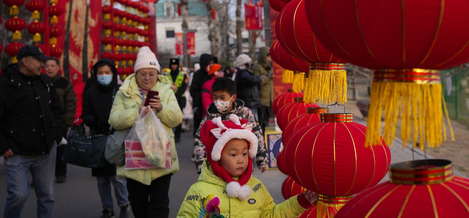 Una niña camina entre faroles rojos durante la Feria del Templo del Parque Longtan, el segundo día del Año Nuevo Lunar en Beijing, el jueves 30 de enero de 2025. (Foto AP/Aaron Favila)