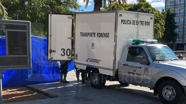 El cuerpo que estaba sobre un banco de la plaza principal frente a la Catedral de Paraná fue retirado por la morguera policial.