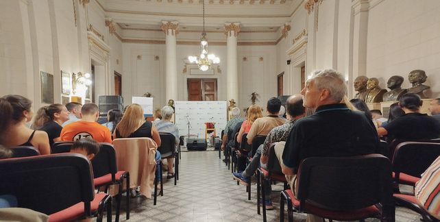 Monchito Merlo fue distinguido en el Senado por su extensa trayectoria artística y musical