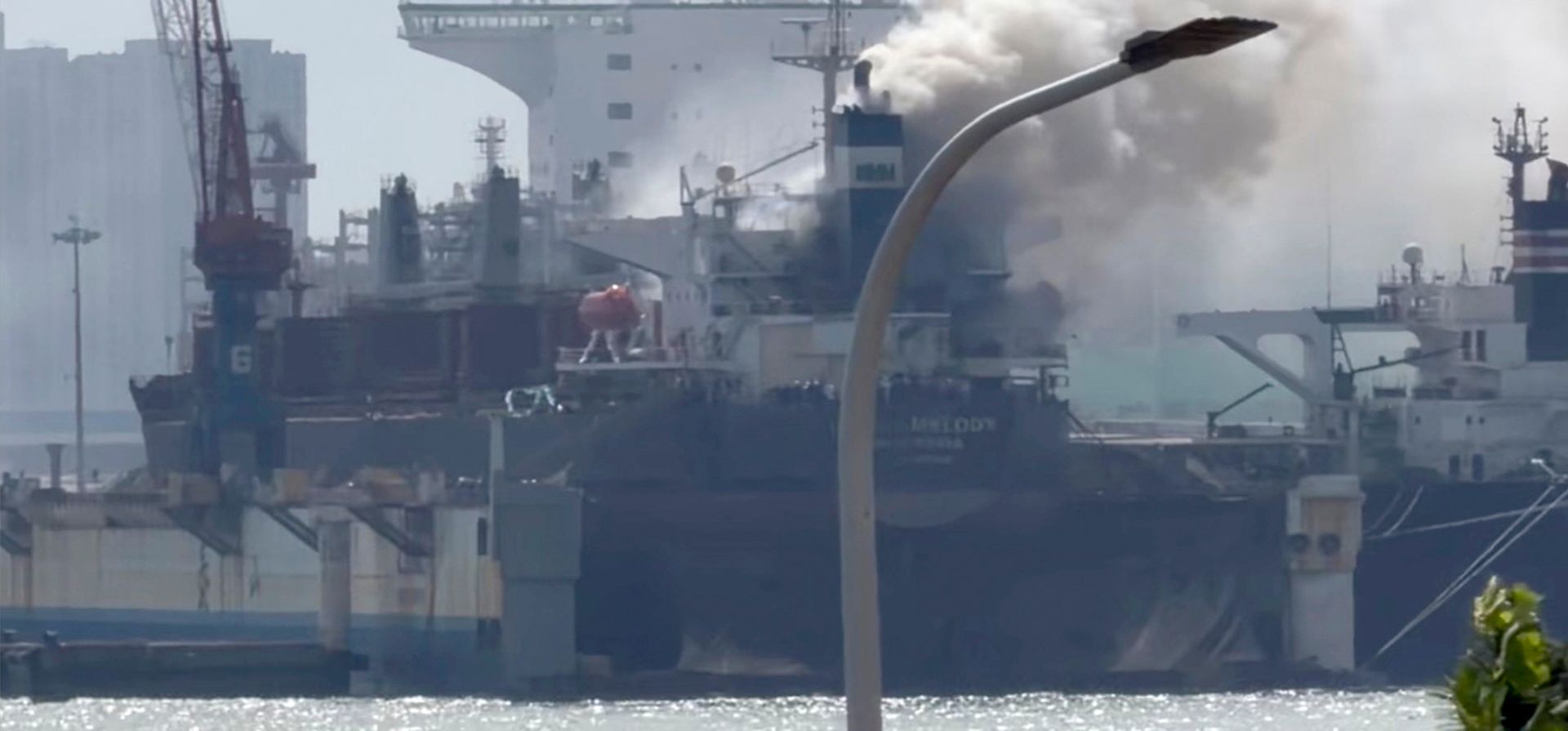 Un buque de carga se incendió mientras estaba atracado en un puerto de la ciudad de Qingdao, en la provincia de Shandong, en el este de China. (Qingdaowolin vía AP) Un buque de carga se incendió mientras estaba atracado en un puerto de la ciudad de Qingdao, en la provincia de Shandong, en el este de China. (Qingdaowolin vía AP)