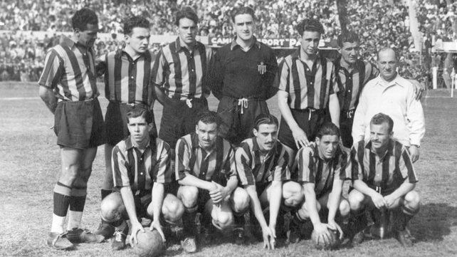 Obdulio Varela, parado arriba, mirando hacia el suelo a diferencia de sus compañeros de Peñarol.
