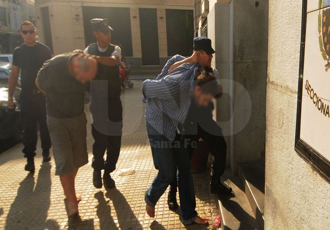 Detección. Martín Romano (adelante) detenido el 1 de febrero del 2013 tras el asalto a una panadería.