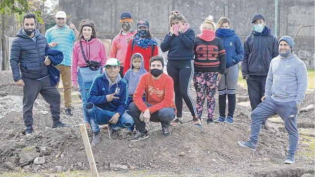 Integrantes de Causa trabajan desde principios de junio en los cimientos de lo que será la escuela popular para vecinos de Bella Vista y Villa Banana.