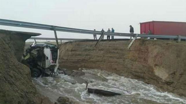 Un camión cayó al vacío tras ceder un tramo de la ruta nacional 3 en Comodoro Rivadavia copy