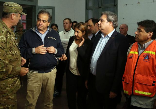 Los ministros de Gobierno de Santa Fe y de Defensa visitaron evacuados en Santo Tomé