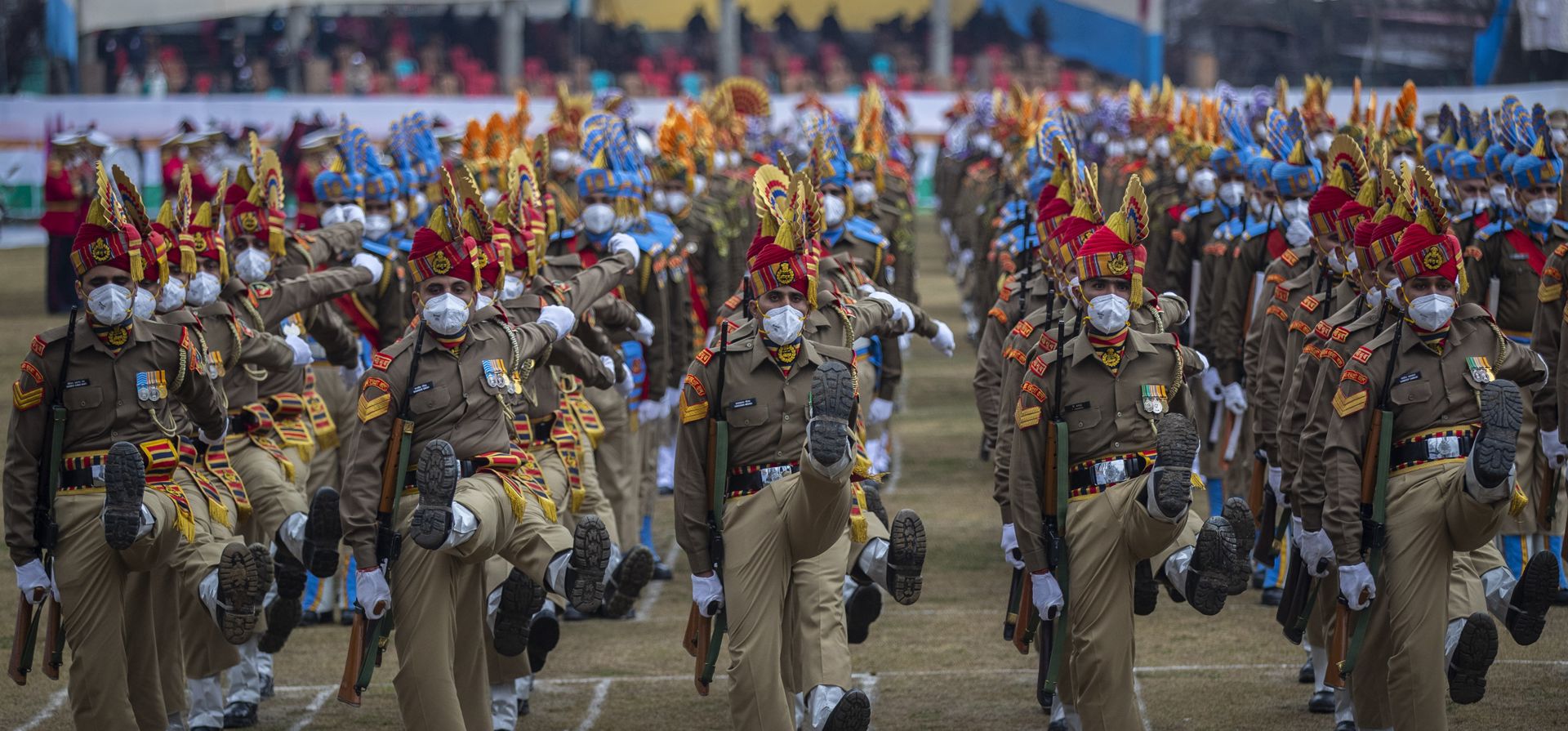 Soldados y policías indios marchan durante el ensayo general para el desfile del Día de la República en Srinagar, Cachemira india, el lunes 24 de enero de 2022. India celebra el Día de la República el 26 de enero.