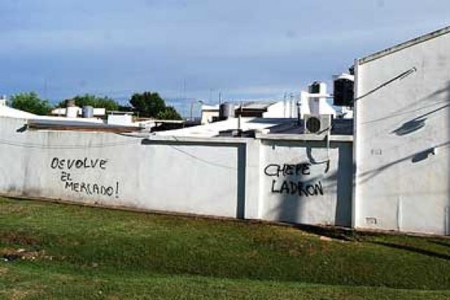 Aparecieron pintadas en el domicilio del intendente Carlos Schepens