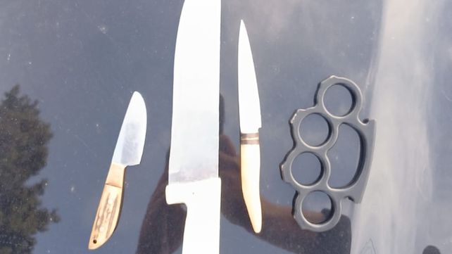 La policía secuestró tres armas blancas luego de la golpiza.