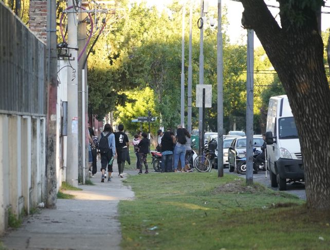 Los familiares de los internados esperan en el exterior de la guardia del Hospital Roque Sáenz Peña.