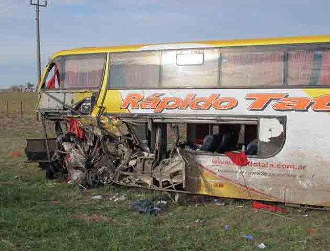 El ómnibus de larga distancia se llevó la peor parte del accidente. (Foto: A. Celoria)
