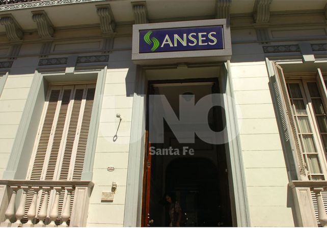 Chau efectivo: acreditarán los planes sociales en los teléfonos de los beneficiarios