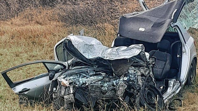 Un violento accidente con vuelco y personas atrapadas ocurrió en la ruta 11