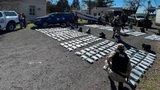 Hidrovía narco: el tráfico internacional, expuesto tras el hallazgo de un bolso en una playa