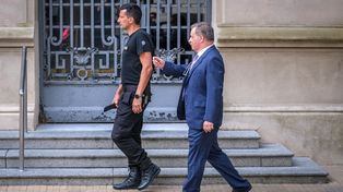 Elpeito forense Juan José Fenoglio ingresa en los Tribunales de Dolores para declarar en el juicio por el crimen de Fernando Báez Sosa.