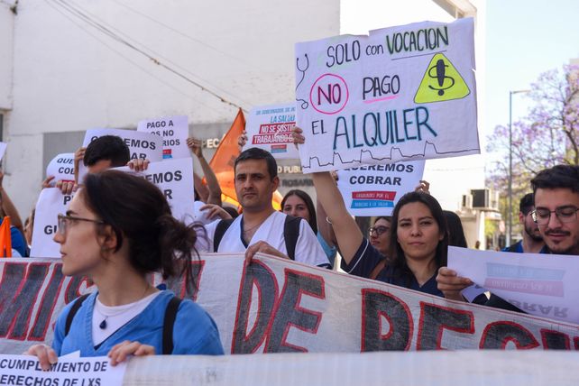 Movilizados. Los médicos residentes marcharon este martes desde el Cemar a Gobernación&nbsp;