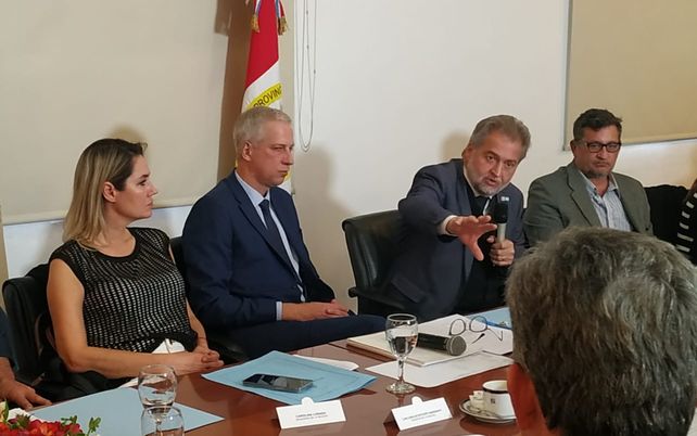 El diputado del Frente de Todos Roberto Mirabella en la reunión que se desarrolló en el Senador de la Nación.