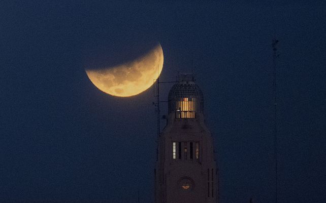 La luna se pone detrás del puerto de Montevideo