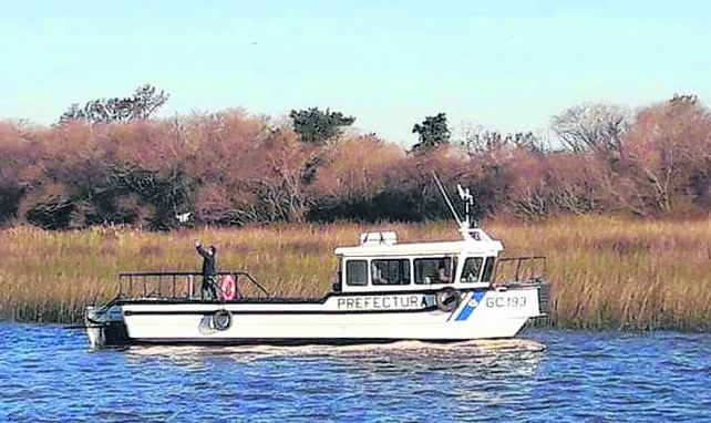 balizamiento. Tripulantes de un barco de Prefectura.