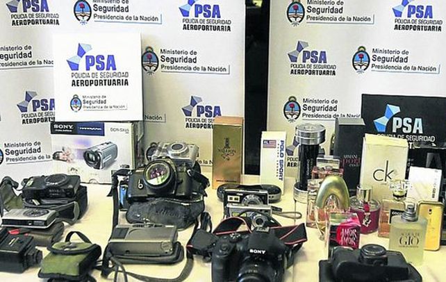 Los objetos recuperados. La banda robaba electrónicos