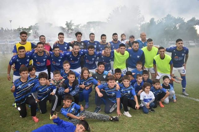 Grandes y chicos. Todos con los colores azul y blanco que representan a este Sportivo Rivadavia que busca la alegría máxima de gritar campeón.