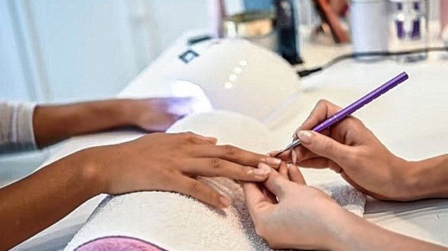 Especialista en dermatología habló&nbsp; sobre la realización de la manicura semipermanente y alertó sobre la utilización de algunos productos en uñas