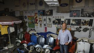 Ricardo Cosio tiene 38 motos Vespa y una buena variedad de autos japoneses.