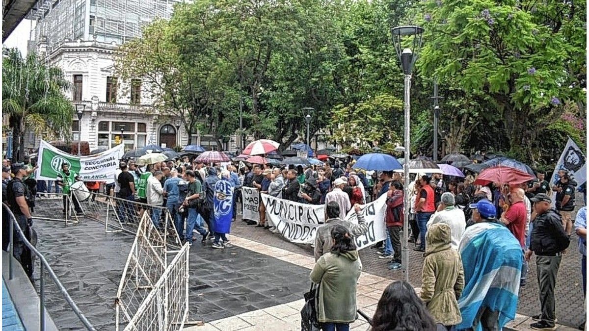 Fuerte reclamo en Concordia por cesantía en la Municipalidad