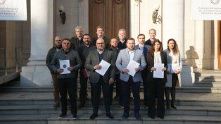 Los representantes de los distintos partidos políticos que integran el frente Unidos, al momento de entregar sus proyectos.&nbsp;