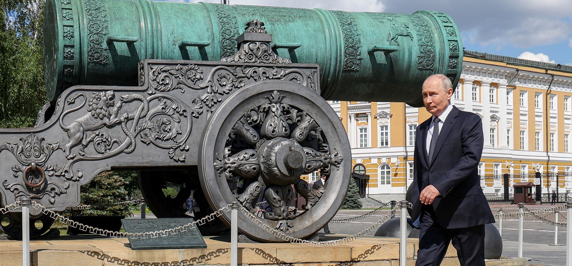 El presidente ruso Vladimir Putin pasa junto al Cañón del Zar para asistir a una ceremonia religiosa en las reliquias del Santo Gran Príncipe Dmitry Donskoy, descubiertas durante los trabajos de restauración en la Catedral del Arcángel del Kremlin en Moscú, el jueves 20 de agosto de 2026. (Vyacheslav Prokofiev, Sputnik, Foto del Kremlin vía AP) El presidente ruso Vladimir Putin pasa junto al Cañón del Zar para asistir a una ceremonia religiosa en las reliquias del Santo Gran Príncipe Dmitry Donskoy, descubiertas durante los trabajos de restauración en la Catedral del Arcángel del Kremlin en Moscú, el jueves 20 de agosto de 2026. (Vyacheslav Prokofiev, Sputnik, Foto del Kremlin vía AP)