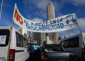 Reclamo frente al Congreso: transportistas santafesinos se movilizan reclamar la prórroga de la emergencia en discapacidad