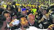La más preciada. Messi&nbsp;&nbsp; está por arrojar su camiseta a la tribuna. El hincha que la atrapó se llevó el mejor trofeo.