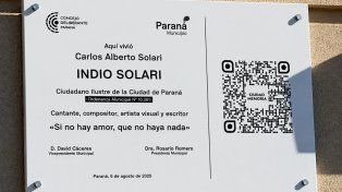 Paraná homenajeó al Indio Solari en el edificio del Correo Argentino