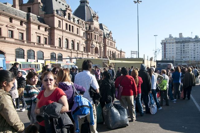 Por la tarde largas colas en las paradas de colectivos frente a la estación Constitución.