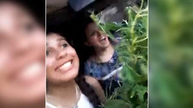 Pasaron a disponibilidad a las policías que se grabaron junto a una planta de marihuana