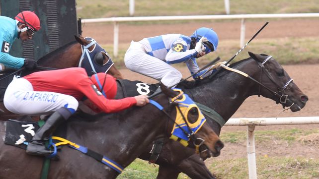 El jockey Axel Alfonso celebra tras cruzar el disco con Man Sur, del Stud Don Nico,.