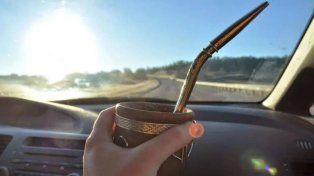 El Gobierno de Córdoba desmintió supuestas multas por tomar mate al conducir: qué pasa en Santa Fe
