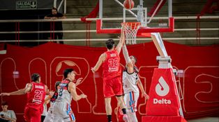 Adrián Boccia encesta. El jugador de más experiencia de Provincial fue clave ante Deportivo Viedma. Otra gran noche en el Salvador Bonilla por la Liga Argentina de básquet.