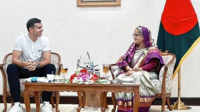 Dibu Martínez causa furor en Bangladesh 