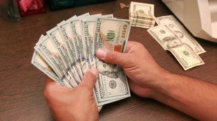 El dólar blue rozó los 500 pesos este martes