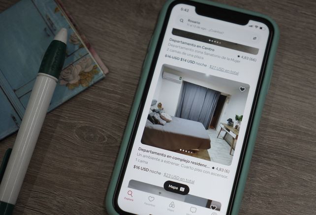 Presencia en Rosario. Airbnb es una compañía que ofrece una plataforma digital dedicada a la oferta de alojamiento a particulares y turísticos.&nbsp; 