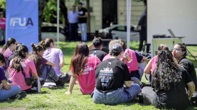 La concentración de docentes y estudiantes de la UNR se realiza en la plaza San Martín.