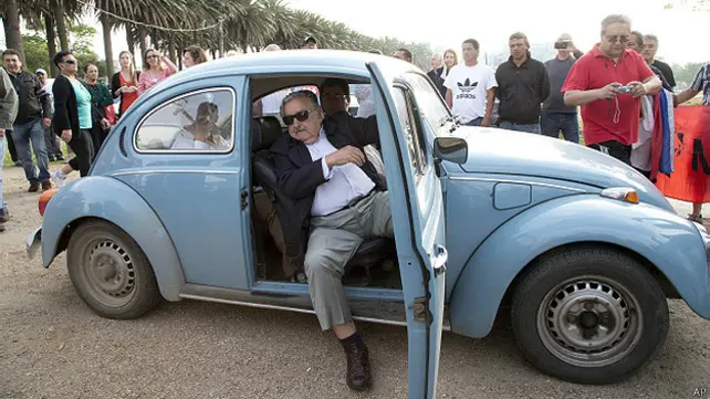 Pepe Mujica en su icónico Volkswagen Fusca de 1987