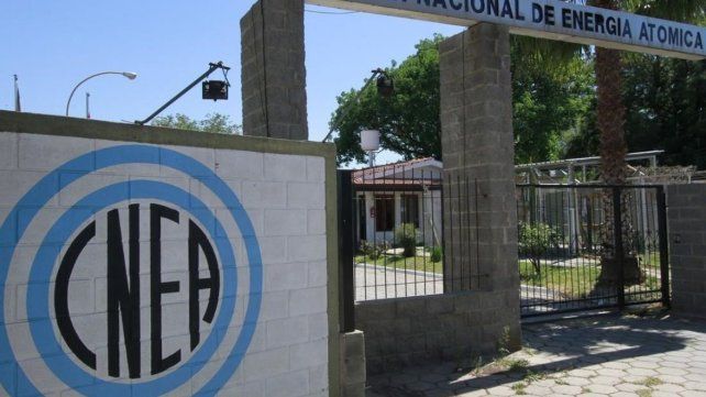 Crisis en la Comisión Nacional de Energía Atómica: despidieron a casi un centenar de profesionales