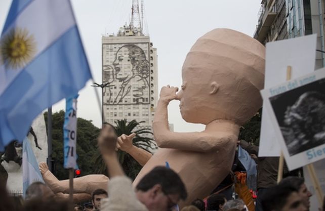 marcha por la vida. Miles de personas caminaron ayer con un gran muñeco que representa a un bebé.