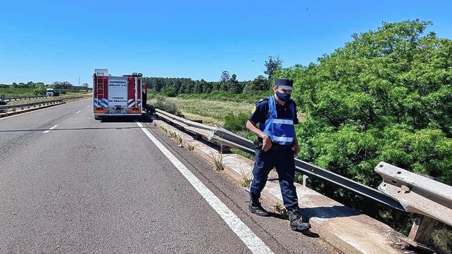 Un auto cayó a un arroyo: rescataron a la conductora