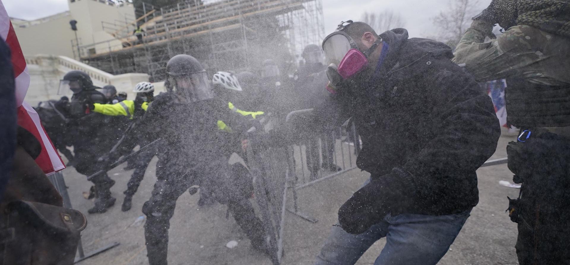 Los partidarios del entonces presidente Donald Trump intentan atravesar una barrera policial en el Capitolio en Washington el 6 de enero de 2021. 