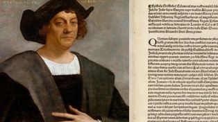 Oleo sobre lienzo del almirante de 1519. Al lado, una de las páginas del manuscrito subastado este viernes.